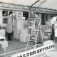 ARH Slg. Bartling 2524, Aufbau des Standes der Firma Walter Zettlitz bei der Herbstmesse im Festzelt der Werbegemeinschaft, Neustadt a. Rbge.