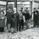 ARH Slg. Bartling 2546, Bürgermeister und Bauunternehmer Wilhelm Rahlfs (Mitte) mit zahlreichen anderen Männern beim Umtrunk vor einem entkernten Bau, Neustadt a. Rbge.