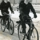ARH Slg. Bartling 2566, Schornsteinfeger Kaufung (l.) und Kastenschmid in Arbeitskleidung Fahrrad fahrend auf schneebedeckter Straße, Neustadt a. Rbge.
