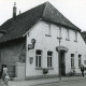 ARH Slg. Bartling 2601, Gastwirtschaft "Zum Brauhaus", Leinstraße 16 (früher: Arnold Greve), Straßenfront mit Giebel und Walmdach, Blick von Westen, Neustadt a. Rbge.