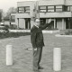 ARH Slg. Bartling 2640, Bürgermeister Herbert Gubba auf dem Platz vor dem Eingang zur Leinepark-Klause stehend und mit ausgestrecktem Arm auf das FZZ-Gebäude weisend, Neustadt a. Rbge.