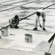 ARH Slg. Bartling 2643, Vier Arbeiter beim Anstrich des Beckenbodens des Freibads an der Suttorfer Straße, Neustadt a. Rbge.