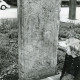 ARH Slg. Bartling 2672, Mittelalterliche Grabplatte des Hans Stoter, mit eingeritztem lateinischem Kreuz über einem Halbkreisbogen [begleitet von Haken und Beil] und Umschrift (ca. 1300), am FZZ, Neustadt a. Rbge.