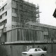 ARH Slg. Bartling 2696, Neubau der Kreissparkasse an der Marktstraße, Ansicht des im Bau befindlichen, teilweise eingerüsteten Turms von Norden, vor dem Bauzaun ein Opel Kadett PKW, Neustadt a. Rbge.