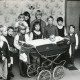 Stadtarchiv Neustadt a. Rbge., ARH Slg. Bartling 2726, Werbeleiter Rolf Hantelmann mit zahlreichen Kindern einschl. Kinderwagen in der Kinderecke der neuen Kreissparkasse, Neustadt a. Rbge.