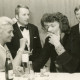 Stadtarchiv Neustadt a. Rbge., ARH Slg. Bartling 2737, Schauspieler Henning Venske (?) mit Frau Hergt, Herrn Kollmeyer (im Smoking) und Werbeleiter Rolf Hantelmann (r.) beim Bier in der Kreissparkasse, Neustadt a. Rbge.