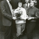 ARH Slg. Bartling 2791, Sparkassenangestellter Rainer Weihrauch (l.) überreicht Frau N. N. einen Blumenstrauß, rechts Monika Zettlitz (Küchenstudio), dahinter Joachim Tiesler, Neustadt a. Rbge.