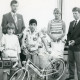 ARH Slg. Bartling 2799, Fünf Kinder bzw. Jugendliche mit gewonnenen Preisen (Fahrrad, Kofferradio u. a.) begleitet von den Sparkassenangestellten Rainer Weihrauch (l.) und Ernst Hahne (r.), Neustadt a. Rbge.