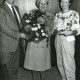 ARH Slg. Bartling 2832, Direktor der Volksbank Neustadt Eggers gratuliert mit einem Blumenstrauß einer älteren Dame, rechts Kauffrau Marion Krenz, Neustadt a. Rbge.