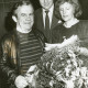 ARH Slg. Bartling 2834, Ein Vertreter der Volksbank Neustadt (Mitte) und Monika Zettlitz als Vertreterin der GFW gratulieren einem älteren Mann mit einem Blumenstrauß, Neustadt a. Rbge.