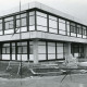 ARH Slg. Bartling 2875, Errichtung der Kooperativen Gesamtschule (KGS), Montage einer Außentreppe am fertigen Schulgebäude, Neustadt a. Rbge.