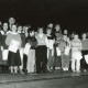 ARH Slg. Bartling 2892, Zahlreiche Grundschulkinder auf einer Bühne stehend mit einer Urkunde in der Hand, hinter den Kindern Bürgermeister Henry Hahn, Neustadt a. Rbge.