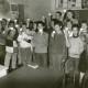ARH Slg. Bartling 2893, Gruppenfoto einer Grundschulklasse der Goethe-Schule mit Lehrer N. N. (l.) und Bürgermeister Henry Hahn (r.), alle mit einem beleuchteten Stern in der erhobenen Hand, Neustadt a. Rbge.