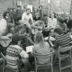 ARH Slg. Bartling 2986, Junge Leute bei einer Tagung in einem Zelt in lockerer Runde beim Singen in Begleitung von zwei Gitarren, Mardorf