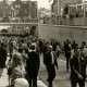 Stadtarchiv Neustadt a. Rbge., ARH Slg. Bartling 3092, Einweihung der Eisenbahn-Unterführung und des Zentralen Omnibusbahnhofs: Zahlreiche Besucher auf der Landwehr-Straße, Blick von Westen auf die Eisenbahnbrücke, rechts oben mehrere Busse im Depot, Neustadt a. Rbge.