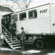 ARH Slg. Bartling 3185, Mobile Poststation des Postamtes auf Anhänger, auf der Zugangstreppe vier Männer stehend, Neustadt a. Rbge.