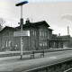 Stadtarchiv Neustadt a. Rbge., ARH Slg. Bartling 3187, Blick von Nordwesten über die Gleise auf das Bahnhofsgebäude, Bahnhof, Neustadt a. Rbge.
