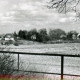 Stadtarchiv Neustadt a. Rbge., ARH Slg. Bartling 3241, Panorama des östlichen Ufers der Leine, Blick vom Amtsgarten über den winterlich bedeckten Amtswerder, Neustadt a. Rbge.