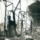 Stadtarchiv Neustadt a. Rbge., ARH Slg. Bartling 3261, Blick in das vom Feuer zerstörte Werksgebäude der Firma Torfoleumwerke, Poggenhagen