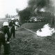 Stadtarchiv Neustadt a. Rbge., ARH Slg. Bartling 3265, Löschen eines lodernden Feuers mit einer Handdruck-Feuerwehrspritze, Übung der Jugendfeuerwehr auf dem Amtswerder, Neustadt a. Rbge.