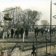 Stadtarchiv Neustadt a. Rbge., ARH Slg. Bartling 3269, Einsatz von Rettungshubschraubern auf einer Wiese, einer am Boden stehend, ein anderer über dem Boden schwebend vor zahlreichen Zuschauern, Neustadt a. Rbge.