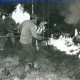 Stadtarchiv Neustadt a. Rbge., ARH Slg. Bartling 3287, Löscheinsatz von drei Männern beim Bodenfeuer mit Feuerpatschen im Toten Moor, Neustadt a. Rbge.