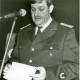 ARH Slg. Bartling 3298, Jürgen Grigat, Leiter der Feuerwehr in Uniform am Mikrofon, Ansicht von vorn, Neustadt a. Rbge.