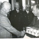 ARH Slg. Bartling 3316, Überreichung eines Geschenkpakets an Stadtbrandmeister Walter Hasselbring (in Zivil, l.), durch Kreisbrandmeister Horst Dempewolf, im Hintergrund Unterkreisbrandmeister Ehler Depken (Schneeren) und Wilhelm Schaad (Kl. Heidorn) zuschauend, Neustadt a. Rbge