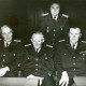 ARH Slg. Bartling 3319, Gruppenbild mit vier geehrten Feuerwehrleuten, drei sitzend, einer dahinter stehend, Neustadt a. Rbge.