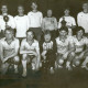 Stadtarchiv Neustadt a. Rbge., ARH Slg. Bartling 3378, Gruppenbild zweier Handballteams von Polizisten in Sportkleidung mit Pokalen, Neustadt a. Rbge.