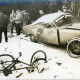ARH Slg. Bartling 3396, Auf schnee- und eisglatter Straße verunglücktes Auto (Ford 12m), davor zwei dämolierte Fahrräder im Schnee, dahinter mehrere Zivilisten samt Soldaten und Polizisten stehend und diskutierend