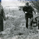 ARH Slg. Bartling 3423, Zwei Polizisten (rechts der Hundeführer in Zivil) mit Spürhund auf Spurensuche in der Leinemasch im Mordfall Vera Schulz (?), Neustadt a. Rbge.