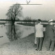 ARH Slg. Bartling 3431, Vier Soldaten und ein Polizist stehend am Ufer der Hochwasser führenden Leine bei der Suche nach einem Ertrunkenen, Neustadt a. Rbge.