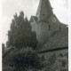 ARH Slg. Bartling 3474, Blick über die Grabsteine in der Ausstellung des Steinmetz Prause auf den Turm der Liebfrauenkirche, Neustadt a. Rbge.