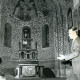 ARH Slg. Bartling 3485, Ev. lutherische Kirche St. Osdag, Apsis mit arabesker Wandbemalung und Darstellung der Trinität in der Kalotte; am Fuße der Apsis ein aufgerissener Fußboden, am rechten Bildrand Pastor Bolsing stehend, Mandelsloh
