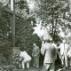 ARH Slg. Bartling 3494, Kranzniederlegung am Gedenkkreuz für die Toten im Osten ("Kreuz des Ostens") durch einige Männer mit der Fahne der Landsmannschaft Westpreußen, Kreisverband Neustadt beim Friedhof an der Lindenstraße 44, Neustadt a. Rbge