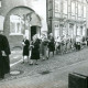ARH Slg. Bartling 3529, Prozession einer großen Zahl von Frauen auf der Schulstraße von der Marktstraße zum Haupteingang der Liebfrauenkirche, angeführt von zwei Pastoren im Talar, Neustadt a. Rbge.