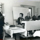 ARH Slg. Bartling 3544, Drei Männer und eine Frau am Vorstandstisch sitzend, links stehend der Leiter Pastor Quenz beim Kirchenkreistag, Lichtenhorst