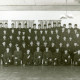 ARH Slg. Bartling 3631, Gruppenbild der Mitglieder der Freiwilligen Feuerwehr Neustadt a. Rbge. in Uniform (mit Mütze) aufgestellt in einem Saal, Ansicht von vorn, Neustadt a. Rbge.