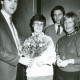 ARH Slg. Bartling 3632, Sparkassenangestellter Rainer Weihrauch (l.) überreicht Frau N. N. einen Blumenstrauß, rechts Monika Zettlitz (GFK), dahinter Herr Thiesler von Sport-Thiesler, Neustadt a. Rbge.