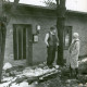 ARH Slg. Bartling 3690, Mann und Frau vor einem Haus mit der Nr. 29, an dessen Haustür das winterliche Hochwasser heranreicht