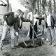 Stadtarchiv Neustadt a. Rbge., ARH Slg. Bartling 3698, Fünf Männer beim Pflanzen eines Straßenbaums, Helstorf