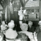 ARH Slg. Bartling 3701, Zahlreiche ältere Leute in der Zehntscheune, Blick über die Kaffeetafel auf einen Redner am Mikrofon, Mandelsloh