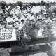 ARH Slg. Bartling 3708, Umzug am Erntefest, zahlreiche Kinder mit "Fliegenpilzhut" auf einem reich geschmückten und beschrifteten Anhänger, Mandelsloh