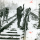 ARH Slg. Bartling 3758, Fünf Männer beim Schneeräumen der Bahngleise, Poggenhagen