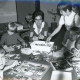 ARH Slg. Bartling 3774, Kinder des Kinderspielkreises mit Erzieherin beim Puzzeln am Tisch, Poggenhagen