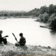 ARH Slg. Bartling 3797, Grüner See, Blick über zwei Jungen, die am Ufer sitzen, Poggenhagen