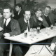 ARH Slg. Bartling 3805, Schützenversammlung in einem Lokal, Blick auf eine Gruppe von Teilnehmern, die an einem Tisch sitzen, Poggenhagen