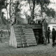 Stadtarchiv Neustadt a. Rbge., ARH Slg. Bartling 3813, Ausbesserungsarbeiten am Kinderspielplatz, Poggenhagen