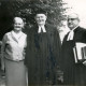 ARH Slg. Bartling 3853, Gruppenporträt mit Pastor Meyer (r.), Bordenau, und Pastor N. N. samt Ehefrau, Frontalansicht, Bordenau